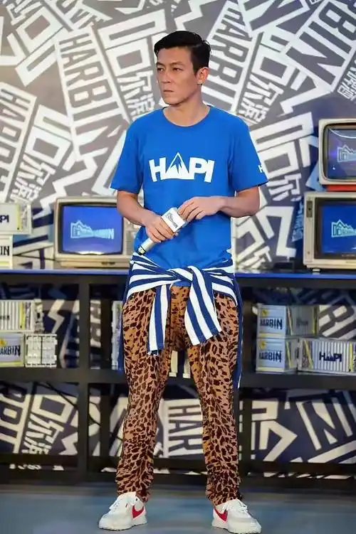 陈冠希上衣选择了一件蓝色t恤衫,比较普通休闲舒适的基础款,搭配一条