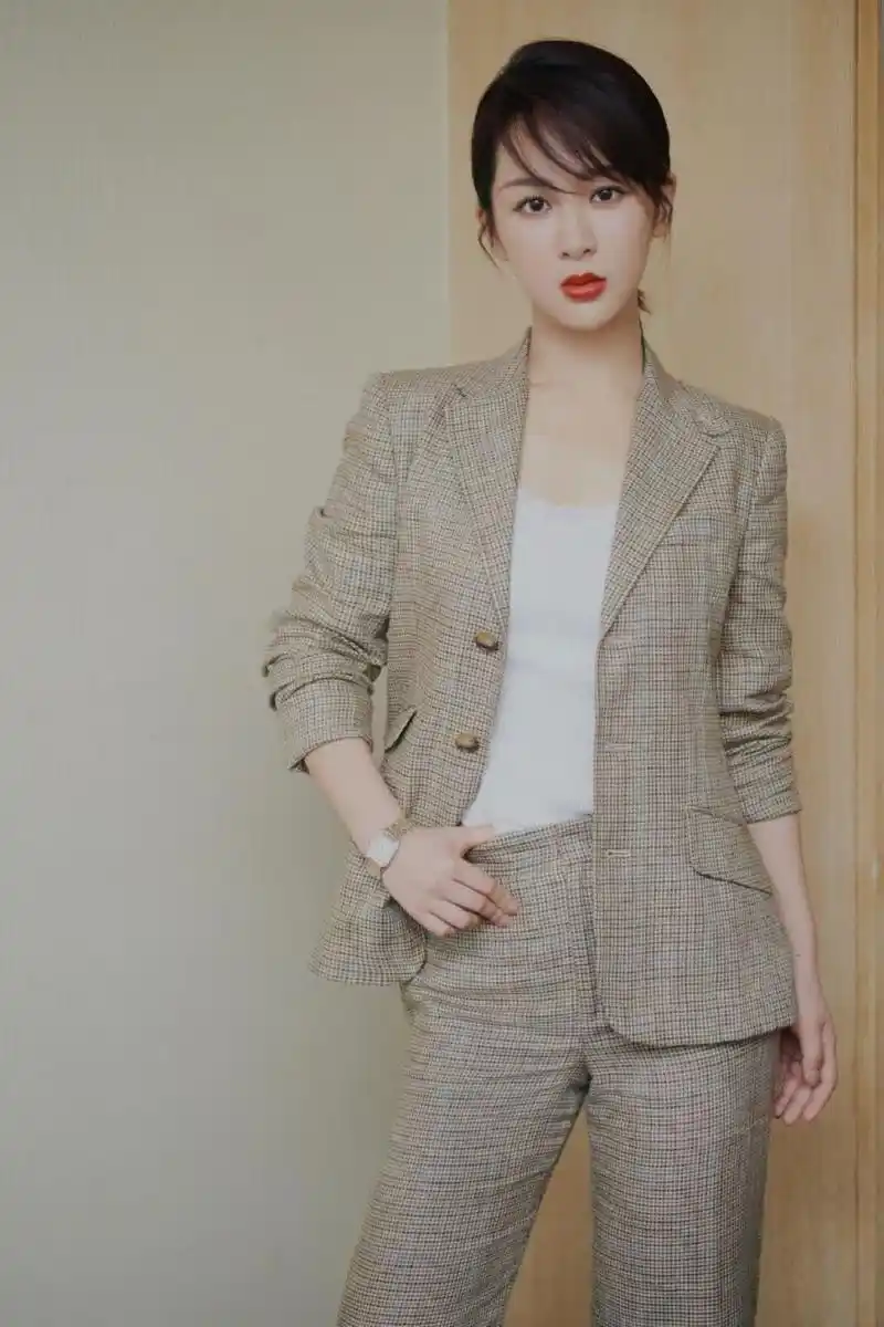 杨紫白色高跟凉鞋美足,步步生花,尽显优雅.