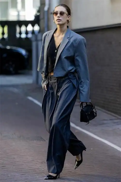 流行的高腰西装,才是早秋时尚造型,40 女人也能穿得高级有气质