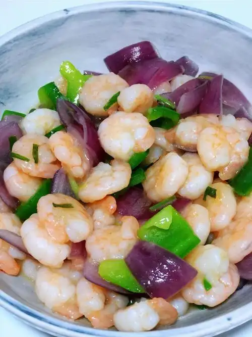 家常菜系列青椒洋葱炒虾仁