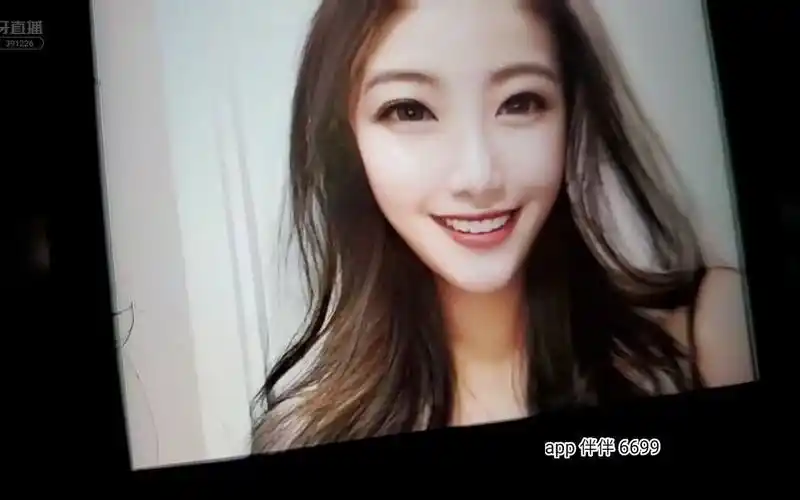 集梦秋秋:秋秋假装出门摔了一跤 看看妹子的反应 没想到这妹子这么好