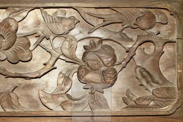 清代原木雕刻花鸟喜鹊花卉图案花板一对,手工镂空雕刻,木丝金光闪闪