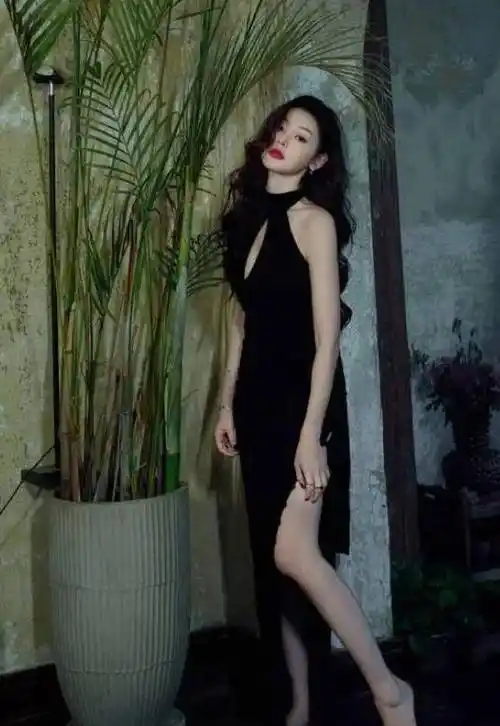 性感女神张天爱:高开叉抹胸裙展露性感魅力,美腿迷人!_爱的_身材_时尚