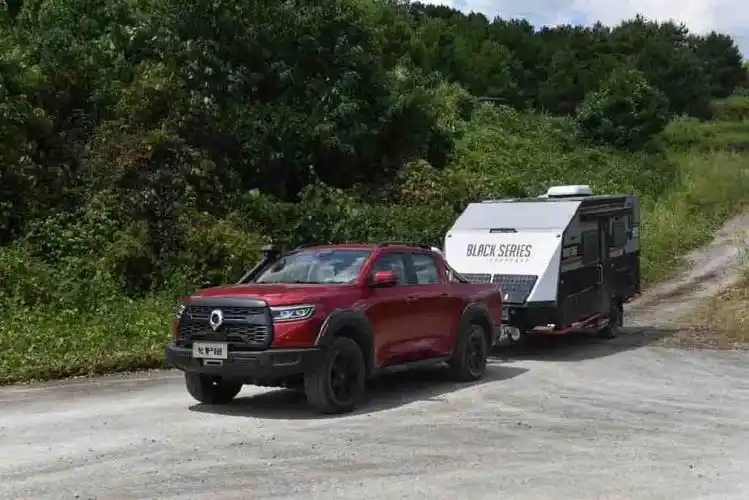 除了道路上的拖挂房车行驶,固定车位下的拖挂入库也是皮卡拖挂的重要