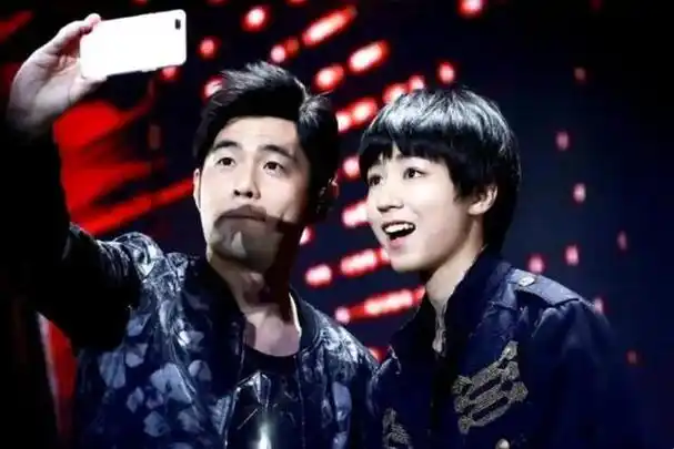 年轻帅气的他竟然能与周杰伦同台合唱?