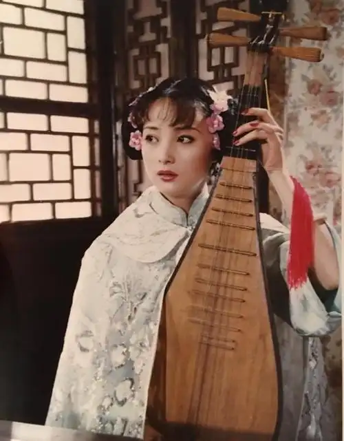 她饰演的是民国时期有名的青楼女子小凤仙.