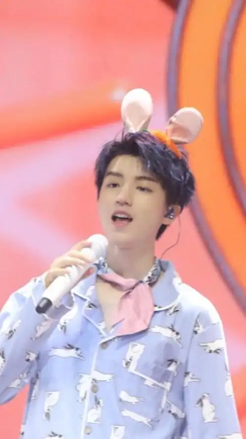 梦回四周年蓝头发的王俊凯,兔兔发箍兔兔睡衣超可爱