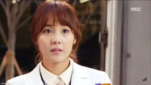 三代面馆(百年的遗产)里女主柳真头发的颜色,阳光下就是下面那张图