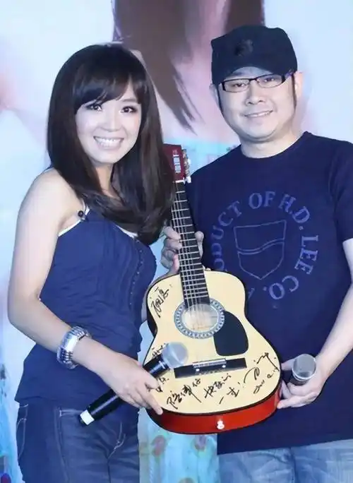 刀郎解释了与云朵同居缘由,是其妻子同意_酒吧_训练_音乐