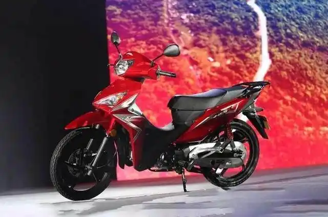 五羊本田代步弯梁车,配国四电喷引擎,续航200公里,售7180元