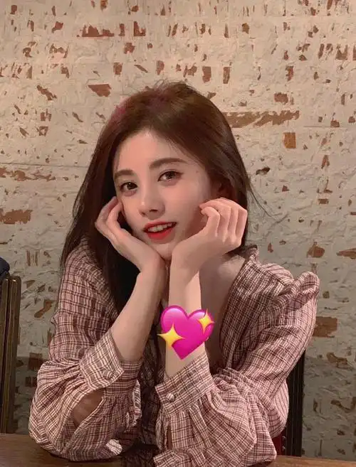 鞠婧祎私下穿搭夏红色头发(鞠婧祎造型好甜)(3)