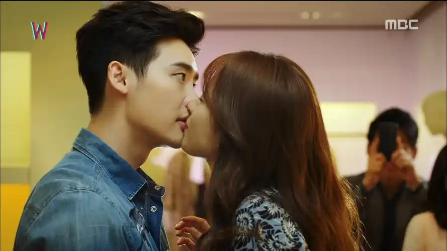 《w两个世界》李钟硕韩孝周剧照图片桌面壁纸