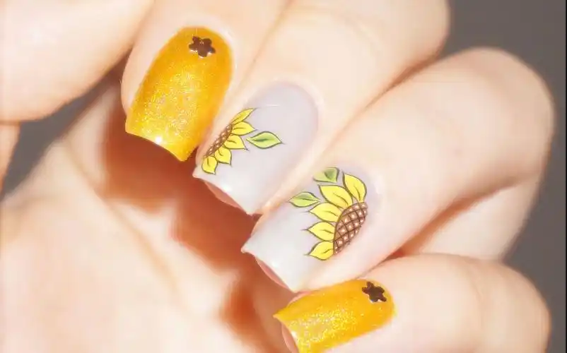 硬币- 点赞 买了贴纸以后早就想做的一款向日葵指甲油 新手向,很简单