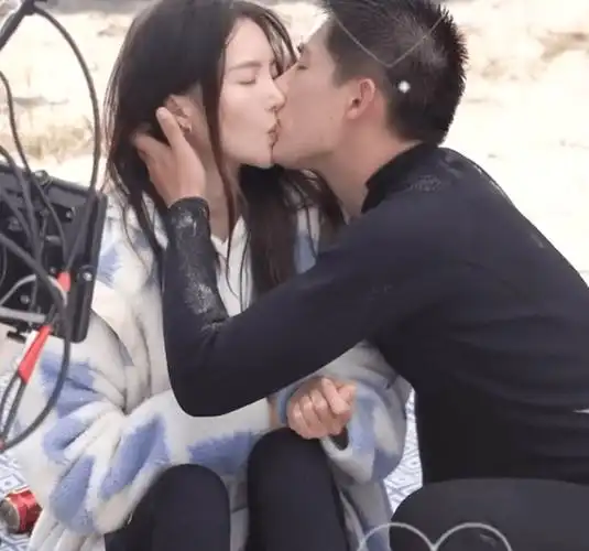 金晨王安宇沙滩上深情热吻!