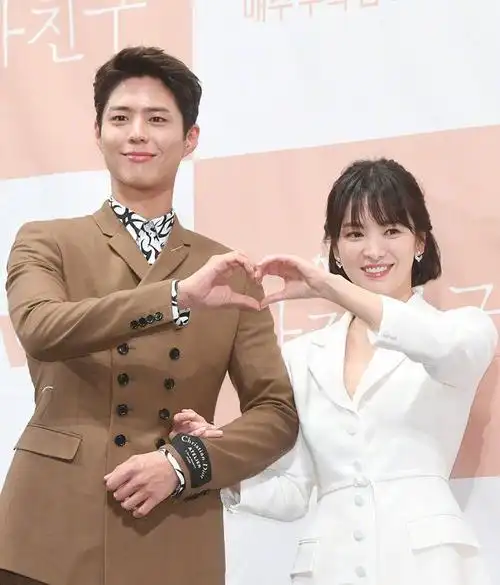 宋慧乔朴宝剑比心捂脸甜笑肤如凝脂状态佳膝盖却暴露了年龄