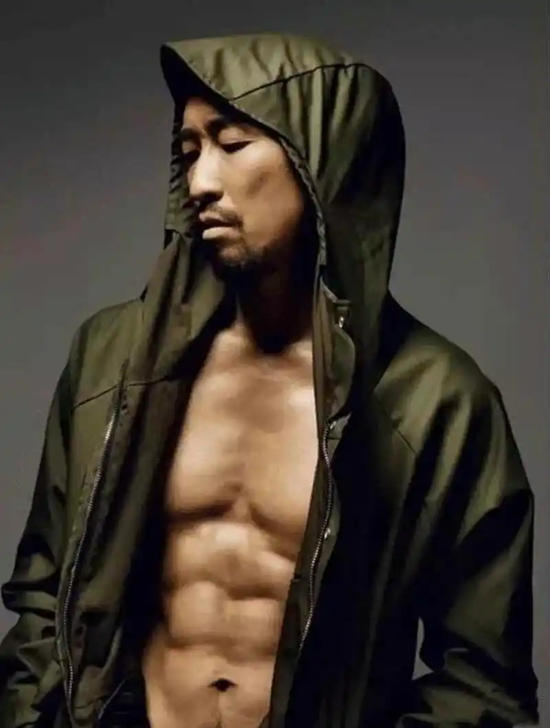 48岁王千源坚持健身,身材健美肌肉发达,人到中年拼的就是自律.