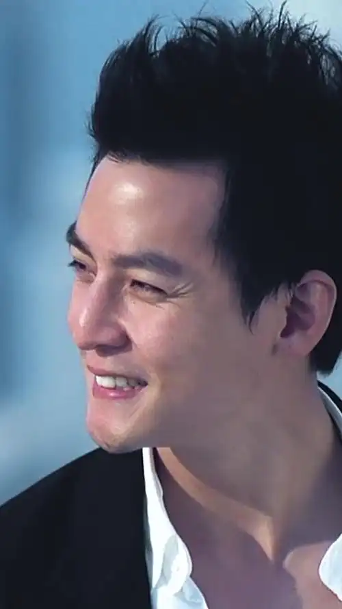 你当年是不是因为《新警察故事》这段认识吴彦祖?