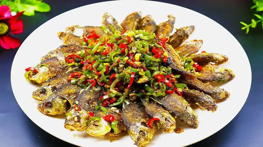 野生小河鱼这样做,香酥可口,椒香四溢,非常棒的一道下酒菜