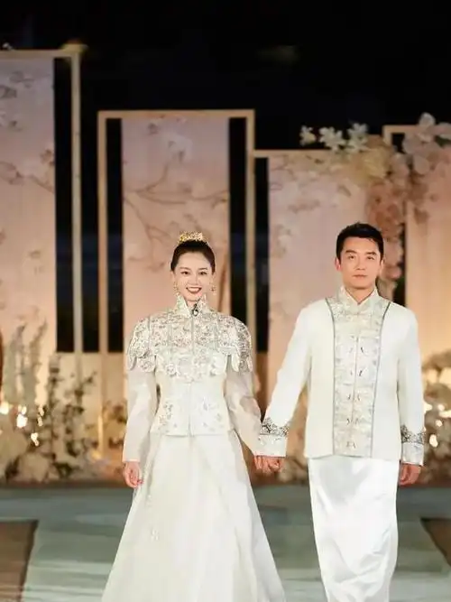 苗苗半夜晒卷发视频脖子上草莓明显网友郑恺你小子行呀