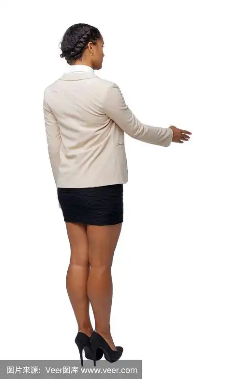 一位穿着西装的非裔美国妇女的背影,她伸出手想握手.