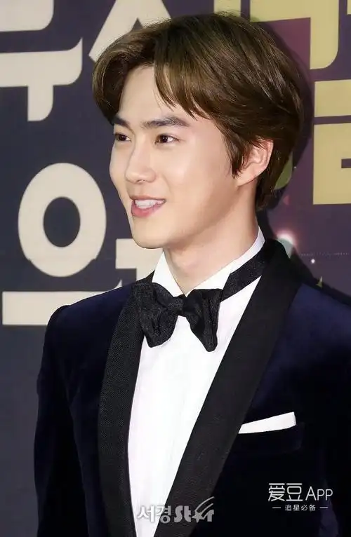 金俊勉帅气亮相yegreen音乐剧颁奖礼红毯秀新人奖志在必得