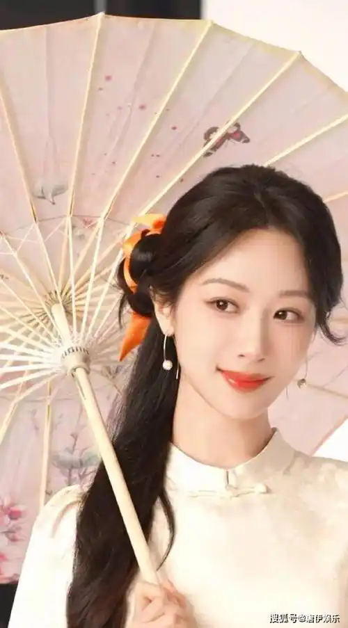 杨紫复工照惊艳!旗袍,圆扇造型尽显温柔,甜笑比耶超可爱!