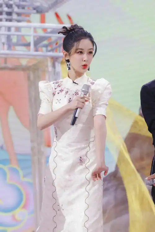 杨紫你好星期六##杨紫白色旗袍造型好美