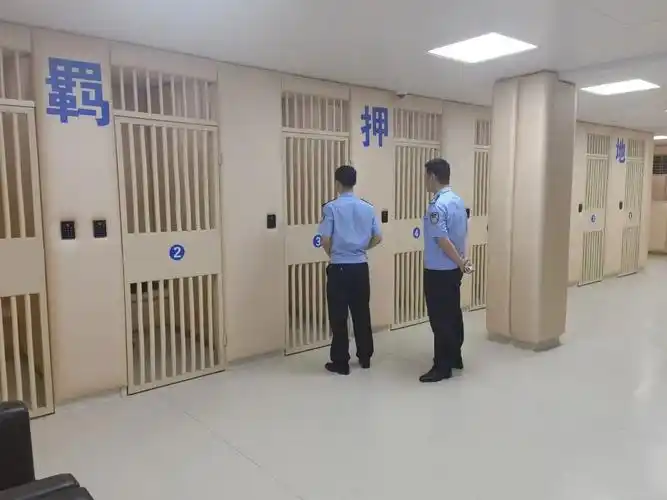 在羁押室对被执行人开展约谈被执行人经过约谈,主动履行义务# 执行