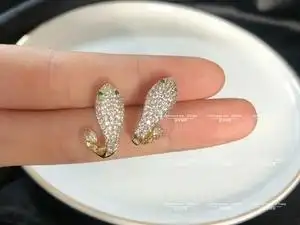 宝格丽蛇头满钻耳钉18k真金真钻,超级洋气 款式独特 上身超