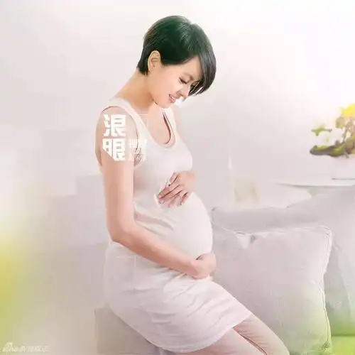 之前孙俪怀孕时也给杂志拍摄过封面写真,走的是华丽唯美风~夫妻俩这