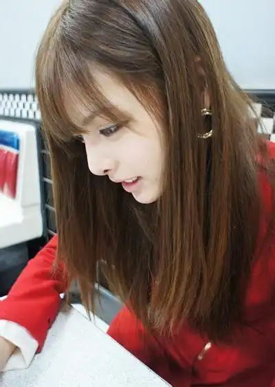 铜棕色直发 直发发型搭配棕色染发散发小女生的时尚感.