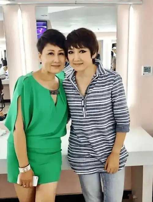 张凯丽和成方圆合影,一个追求潮流超短裙似辣妹,一个十足老奶奶_显得