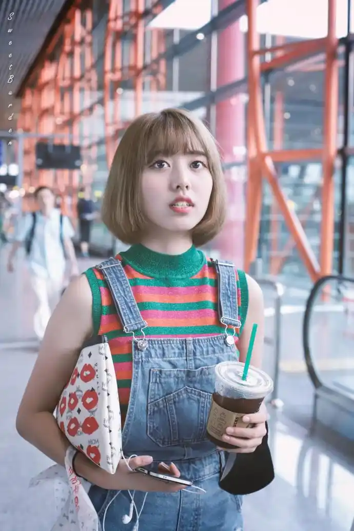 刘人语穿背带牛仔裤现身机场,皮肤白皙,手里拿着奶茶在喝.