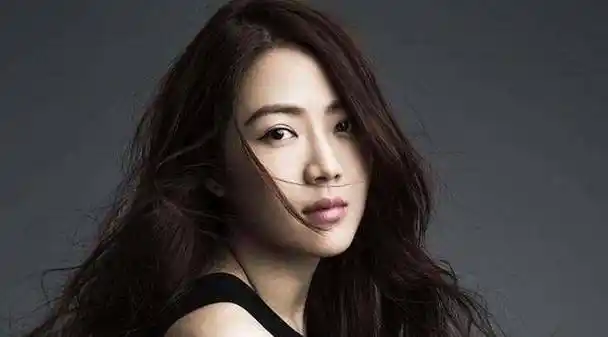 林志玲婚后言承旭首现身!孤寂背影现落寞,大方祝福只是装坚强?