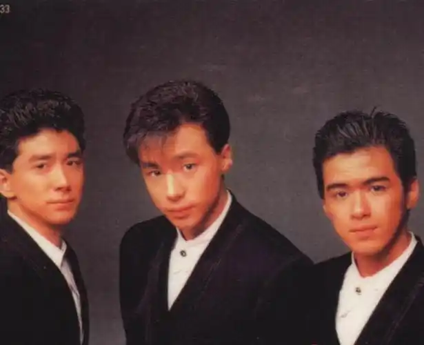 显然效仿了日本1981年出道的少年队,二者台风曲风都极为相似