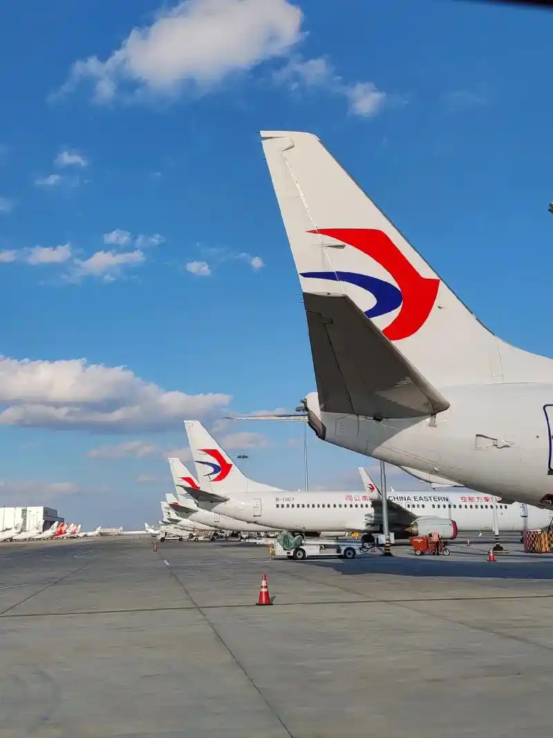 最酷壁纸.#追飞机的人 #昆明长水国际机场 #中国东方航空  - 抖音