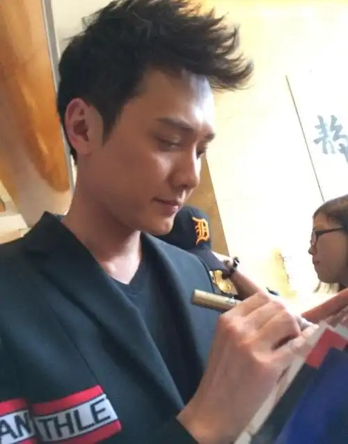 从侧脸的整体看来,冯绍峰长相最经典的地方,是他有着流畅且不露骨骼