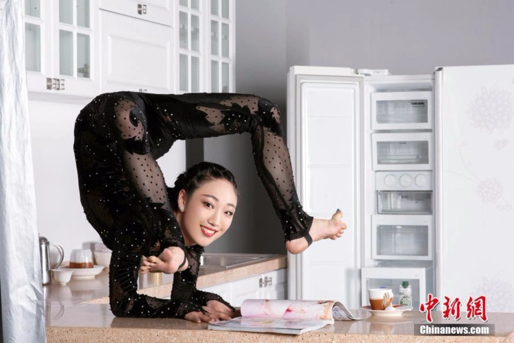 柔术女王刘藤厨房大秀"逆天柔骨"