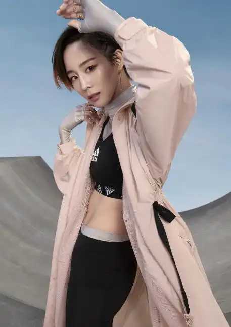 张钧甯终于正视自己!风衣搭配运动背心,马甲线身材无敌撩