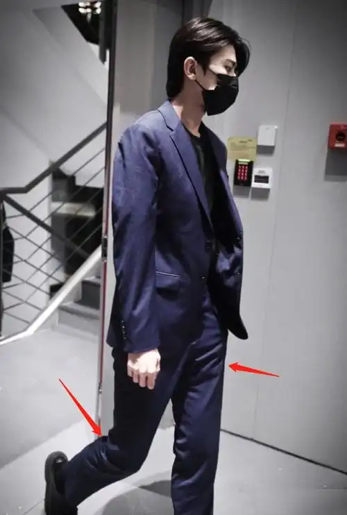 蔡徐坤到底有多瘦看到他生图中的裤子形状你不服都不行