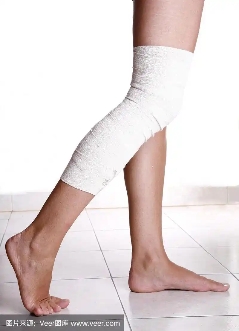 膝盖上缠着白色绷带的女人的腿