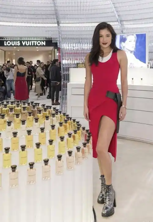 乐基儿身材发福,穿无袖连体裤暴露粗手臂,紧身上衣难掩腋下赘肉_设计