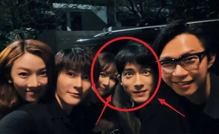 《女心理师》杀青,杨紫井柏然同框好甜,看清姿势两人关系太显然_照片