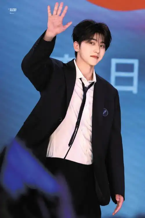 蔡徐坤学院风西装造型##蔡徐坤男高氛围感#男高学长·坤白衬衫领带