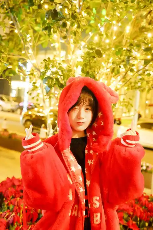 袁冰妍红衣街拍卖萌 俏皮嘟嘴童趣满满