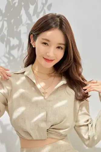 姜敏京最新代言宣传照曝光方领连衣裙温柔甜美