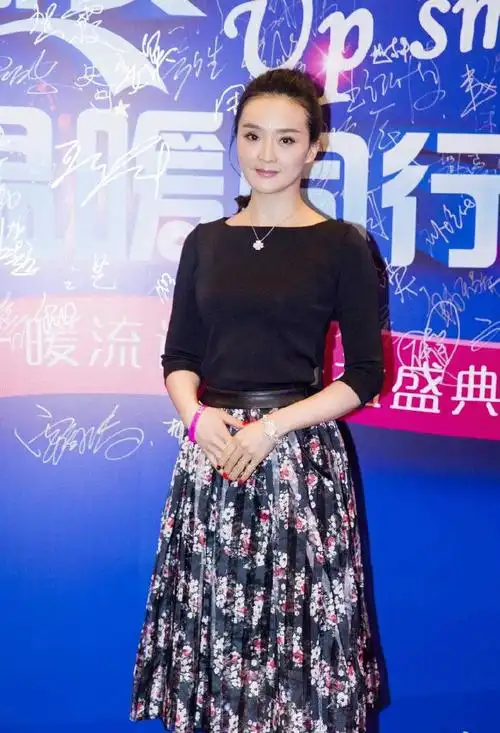 阔太王艳私服真低调(t恤配牛仔裤似小姑娘看不出是74年) - 品度娱乐