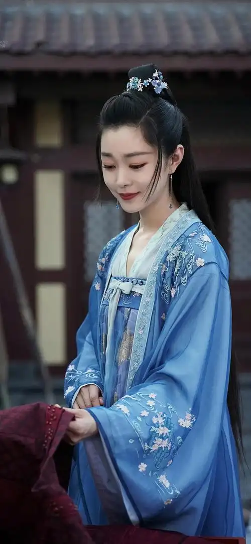 明星古装壁纸:云想衣裳花想容,春风拂槛露华浓