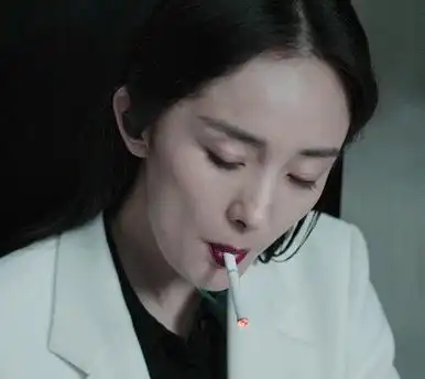 杨幂"吸烟照"被疯传,看清她夹烟的手势,网友:确定是第一次?