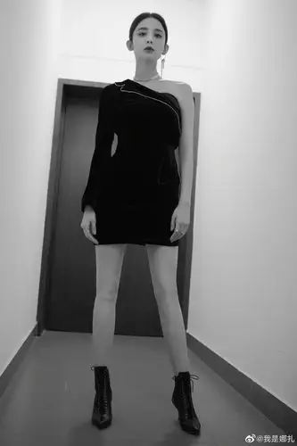 古力娜扎穿丝绒短裙出席活动湖蓝色上挑眼线魅惑撩人